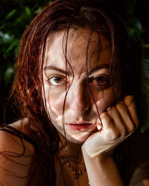 
19-летняя дочь Оли Поляковой полностью обнажилась и наделала пикантные фото в воде без макияжа
