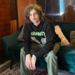 Владимир Дантес показался возле военкомата и поделился, что прошел ВВК