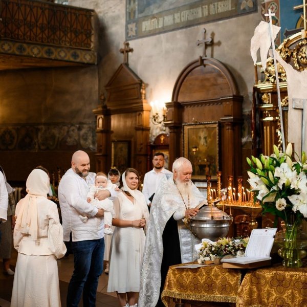
Ведущая ТСН Наталья Островская на трогательных фото показала, как крестила шестимесячную дочь
