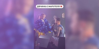 
Известный украинский певец расплакался прямо на сцене из-за маленькой девочки из Мариуполя
