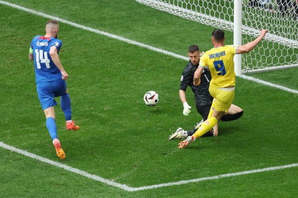 Украина в матче со Словакией на Евро-2024