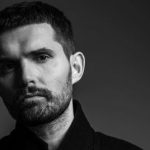 Известный российский певец поддержал “Азов” в символической футболке и спел на украинском – видео