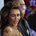 Майли Сайрус посветила голой грудью в боди-сеточке и призналась, как держит себя в форме