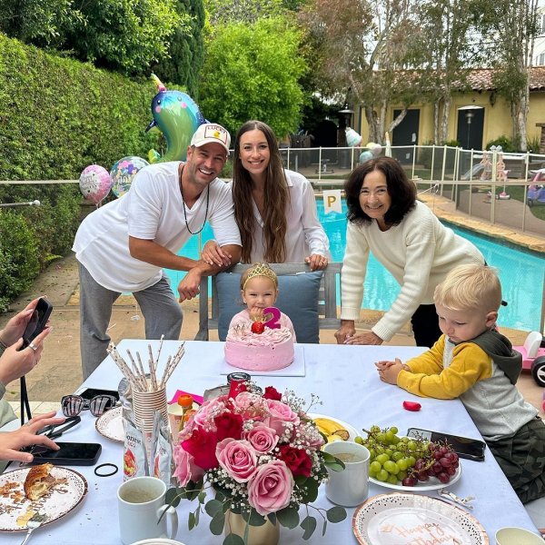 
Александра Шульгина показала, как в США праздновала 2-летие дочери и какой роскошный подарок сделала
