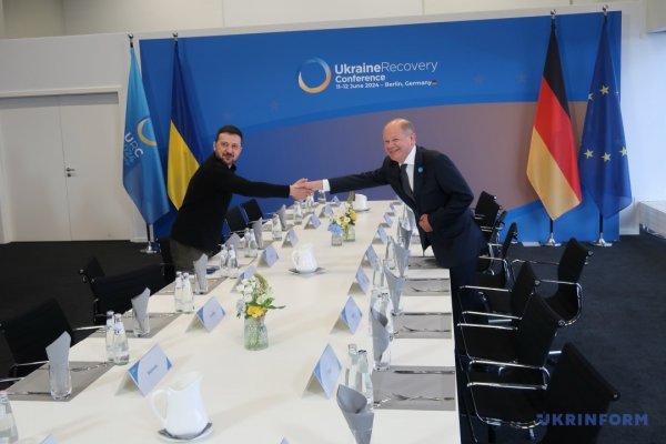 В Берлине Зеленого </p>
<p>Как сообщал Укринформ, 11 июня Зеленский прибыл в Германию для участия в Конференции по восстановлению Украины и переговоров с федеральным канцлером Олафом Шольцом.</p>
<p><!--noindex--></p>
<p><a rel=