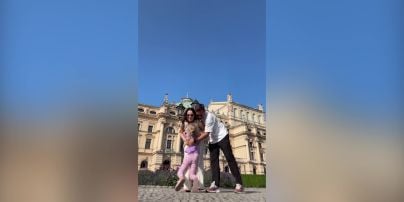 
Жена Тимура Мирошниченко впервые показала лицо приемной дочери и рассекретила ее имя
