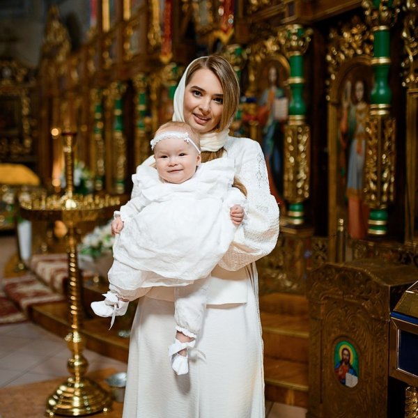 
Ведущая ТСН Наталья Островская на трогательных фото показала, как крестила шестимесячную дочь
