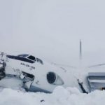 В России самолет разломался пополам после жесткой посадки