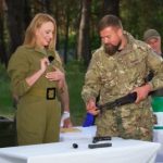 Оля Полякова похвасталась, как военные научили ее мастерски собирать автомат