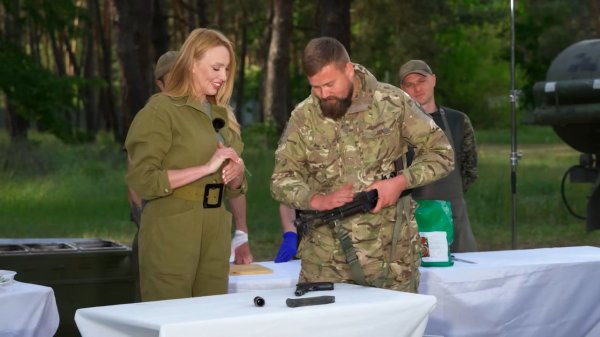 
Оля Полякова похвасталась, как военные научили ее мастерски собирать автомат
