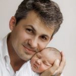 Евгений Кот показал трогательные кадры с тещей и тестем, которые впервые увидели внуку: “Папин цветочек”