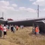 В России произошло крушение пассажирского поезда, перевернулось 8 вагонов