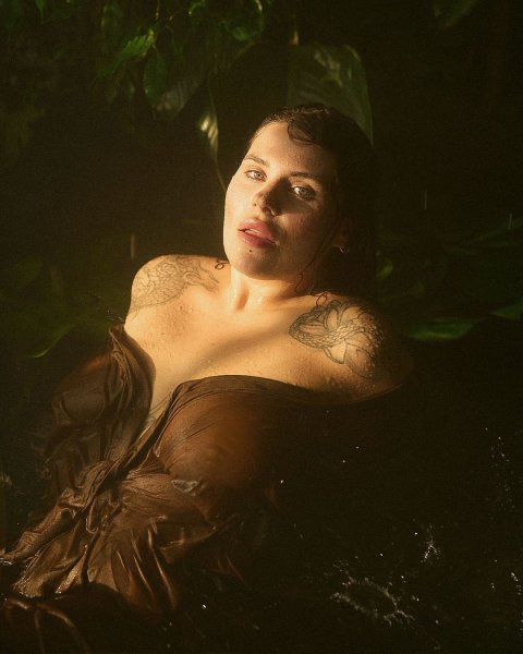 
Александра Зарицкая без макияжа в мокром халатике на голое тело наделала пикантных фото в воде
