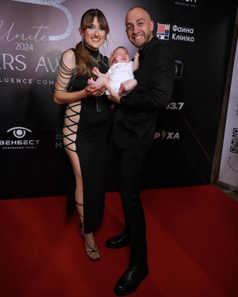 
Блогерша Даша Евтух в откровенном образе с младенцем появилась на красной дорожке и нарвалась на хейт
