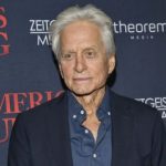 79-летний Майкл Дуглас впервые за долгое время показался сразу с двумя детьми-копиями