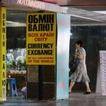 Доллар приблизился к 42 гривне: обменники выставили новые курсы валют