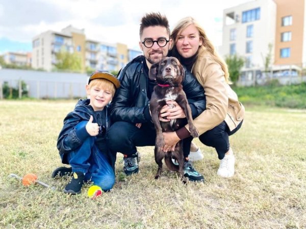 
Известный украинский певец впервые за длительное время показал жену и сына
