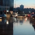 В Киеве на Позняках прорвало трубу: ограничено движение транспорта