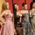 61-летняя Деми Мур в купальнике попозировала с годовалой внучкой и тремя дочками от Уиллиса