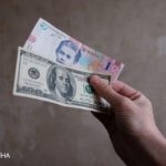 Будет ли расти курс доллара в последний месяц лета: прогноз банкира