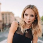 Ирина Сопонару восхитила смелыми фото, стоя верх ногами посреди центра Киева