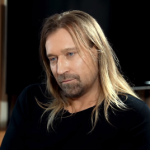 В команде Олега Винника ответили на упреки, что он во время войны сбежал из Украины