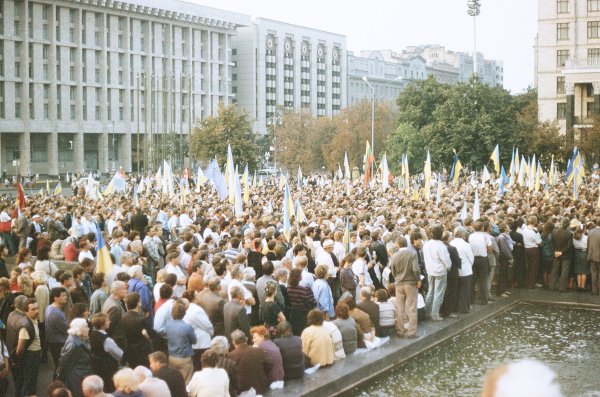  День флага в Украине как сине-желтый флаг. символом борьбы за свободу