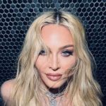 65-летняя Мадонна попозировала топлесс и заинтриговала новым романом с молодым бойфрендом