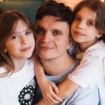 13-летнюю дочь известного ведущего обокрали за границей: “Нет оправданий преступлению”