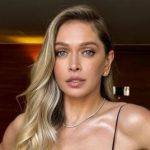 Вера Брежнева обнажилась на камеру и топлес попозировала на коне