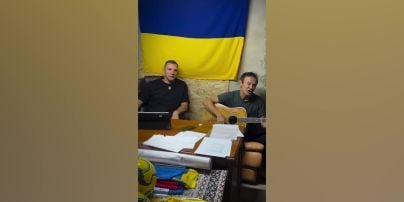 
Святослав Вакарчук неожиданно спел в дуэте с Андреем Шевченко и покорил эмоциональным видео
