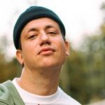 Неузнаваемый Алексей Дурнев с голым торсом и длинными волосами показал, как выглядел в юности