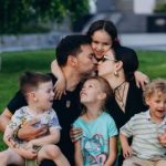 Жена Мирошниченко призналась, как их двое детей воспринимают усыновленных брата и сестру: “Ревнуют”