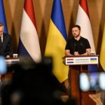 Зеленский провел встречу с премьером Нидерландов в 30 километрах от линии фронта