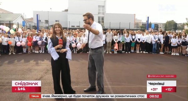 
Jerry Heil показалась в родной школе, из которой выпустилась более 10 лет назад, и сделала сюрприз ученикам
