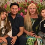 Камалия отправила дочерей с экс-мужем за границу и показала, как в слезах прощалась с ними