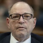 Заключенного на 16 лет Харви Вайнштейна забрали в больницу и экстренно прооперировали