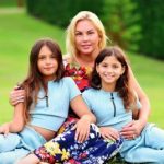 Камалия восхитила фото дочерей-близнецов и показала, как они изменились за 11 лет: “Время летит”