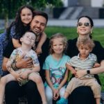 Жена Мирошниченко объяснила, почему их дочери будут учиться в разных классах одной школы