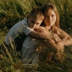 Анна Кошмал отвела 6-летнего сына в первый класс и растрогала кадрами с праздничной линейки