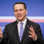 Cикорский призвал Украину как можно быстрее решить вопрос эксгумации жертв Волынской трагедии