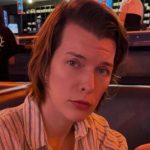 Мила Йовович показала редкое фото отца на розовых каблуках и насмешила, как он играет с внуками