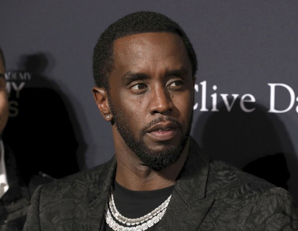 
Скандал с P. Diddy: что известно о "белых вечеринках" рэпера и именах звезд, которые их посещали
