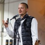 Известный певец рассекретил, сколько денег передает семье за границу ежемесячно: “Сейчас гораздо труднее”