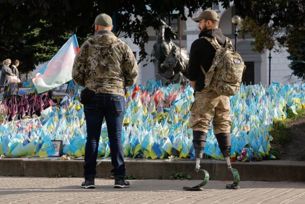 Бюджет-25: гроші на дороги — на ЗСУ, без підвищення зарплат прокурорам та соцстандартів українцям 
                                