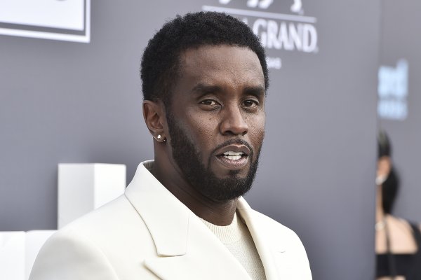 
Скандал с P. Diddy: что известно о "белых вечеринках" рэпера и именах звезд, которые их посещали
