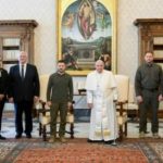 Зеленский более получаса говорил с Папой, подарил ему картину о преступлениях в Буче