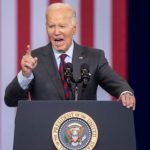 Байден призвал политически заблокировать Трампа