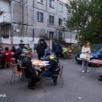 Как выглядит поврежденная в результате атаки многоэтажка в Киеве: фото, видео