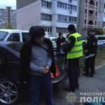Иностранцы-воры убегали от погони, наехали на полицейских и протаранили 10 авто